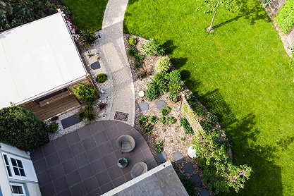 Vue de haut d'un jardin avec une terrasse en bois et une piscine à Amboise