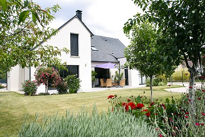Une allée bordée de buissons dans un jardin à Amboise