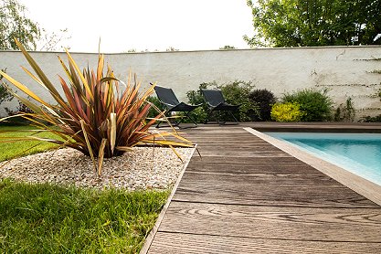 Vue d'un jardin avec des allées et des bosquets aménagés